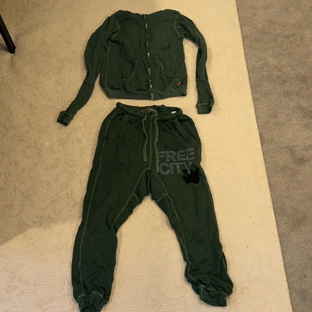 Green Free City sweat suit